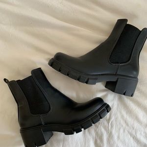 Madden Girl Chelsea Boot | Black | Lug Sole